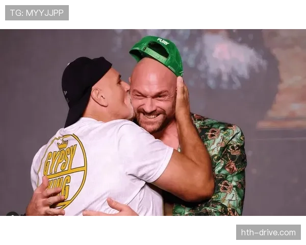 泰森·富里抱娃和名牌行李合照，这反差我看着都替钱包窒息