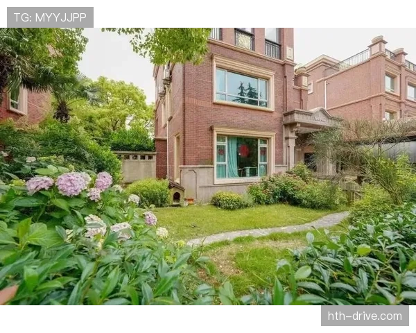 蔡赟训练间隙突然来个豪宅直播，旁边花园比我整个小区还大？